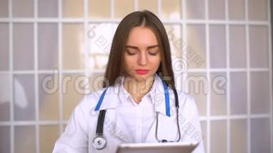 女医生开处方。 年轻医生书写病历.. 保健概念。